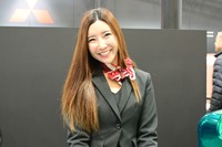 マスコット「デリ丸」（思いっきり見切れてますが）とともに、三菱のコンパニオン