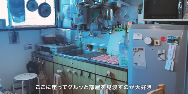 ダイニングの定位置から見渡した、木目のキッチンと北欧雑貨のある風景／かもめ子さん（@kamomeko.kurashi）提供