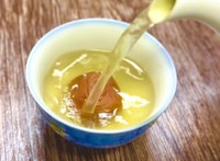 しょっぱい梅干しをお茶に入れるのもオススメ