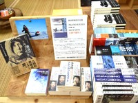 荻田さんと、親友の栗原慶太郎さん（左）。