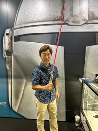 アナキンのライトセーバー（赤）を手にする、なべやかん。アクション撮影で使われる簡易な作りの「アクション用」だ＝幕張メッセ