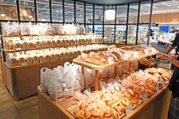 パンネル人気の山食はどんどん追加されますが、夕方にはほとんどなくなってしまいます