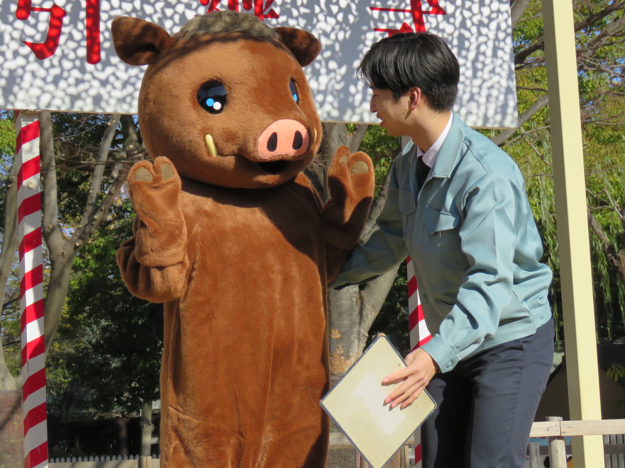 可愛さにごチュー意ください！ 干支の引継ぎ式、毎年着ぐるみ代用続き