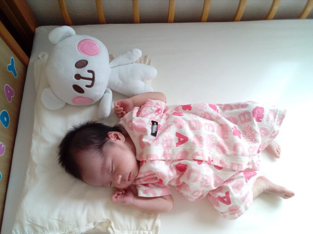 退院一日目（生後2週間、初めて家に来た日）／ミコフォトさん（@mi.ko.photo）提供