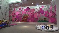 新見美術館で開かれている假屋崎省吾さんの作品展