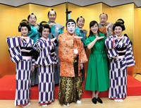 アイーンのポーズを決める志村一座。（上段左から）寺門ジモン、肥後克広、上島竜平さん、桑野信義（下段左から）高嶋香帆、磯山さやか、志村けんさん、森尾由美、麻美ゆま