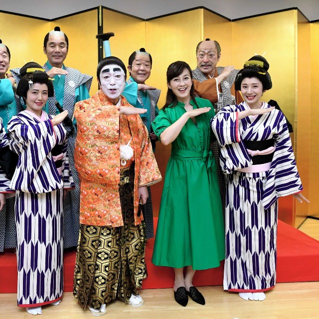 アイーンのポーズを決める志村一座。（上段左から）寺門ジモン、肥後克広、上島竜平さん、桑野信義（下段左から）高嶋香帆、磯山さやか、志村けんさん、森尾由美、麻美ゆま