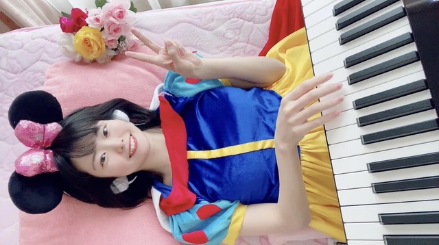 今、この瞬間を生き抜くためにピアノを弾くーーー難病により24時間寝たきり生活を送っている星野希望さん。ピアニスト・作曲家・書道家としても活動（提供：星野希望さん）
