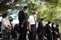 韓国人原爆犠牲者慰霊碑の前で黙禱する参列者たち＝2021年8月5日午前10時4分、広島市中区、柴田悠貴撮影