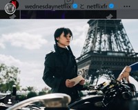 パリに現れたウェンズデー＝「ウェンズデー」のインスタグラム＠wednesdaynetflixより