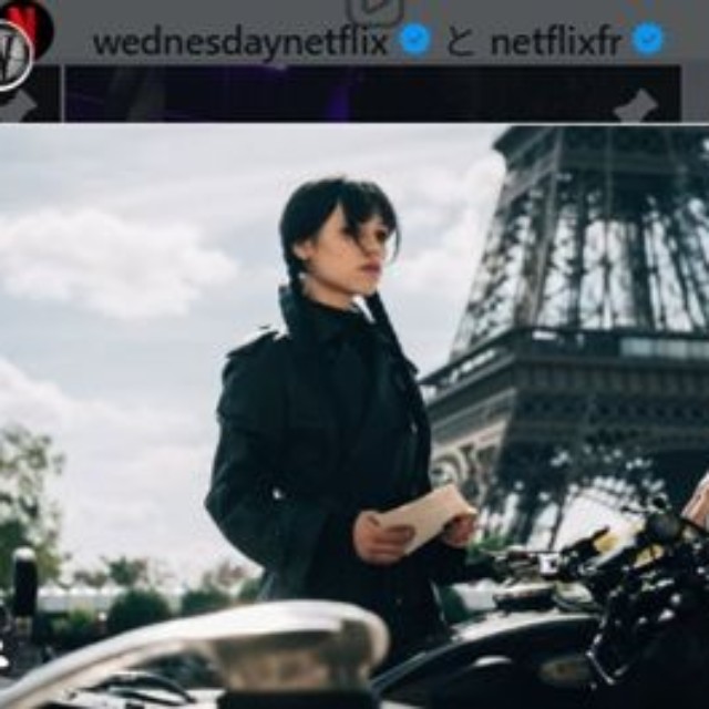 パリに現れたウェンズデー＝「ウェンズデー」のインスタグラム＠wednesdaynetflixより