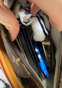 収容能力は、財布、カードケース、ミンティア、香水、ハンカチ。