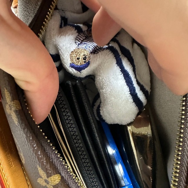 収容能力は、財布、カードケース、ミンティア、香水、ハンカチ。