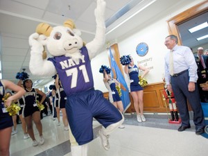 アメリカ陸軍士官学校、何度禁じられても続く「伝統」　それは「ヤギ泥棒」