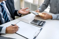 説明を受ける男性※画像はイメージです （Freedomz/stock.adobe.com）
