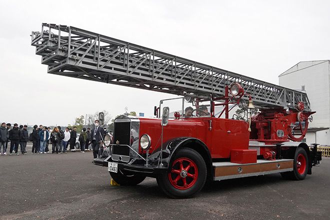 Students restore Mercedes-Benz ladder truck from 1935