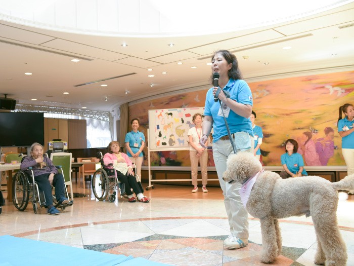 犬はみなトレーニングを受けていて、楽しいパフォーマンスを披露することも（特別養護老人ホームきく、JAHA提供／石垣星児撮影）