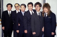 ザ・スパイダースの（左から）田辺昭知氏、井上堯之、堺正章、井上順、大野克夫氏、ムッシュかまやつ＝2000年11月