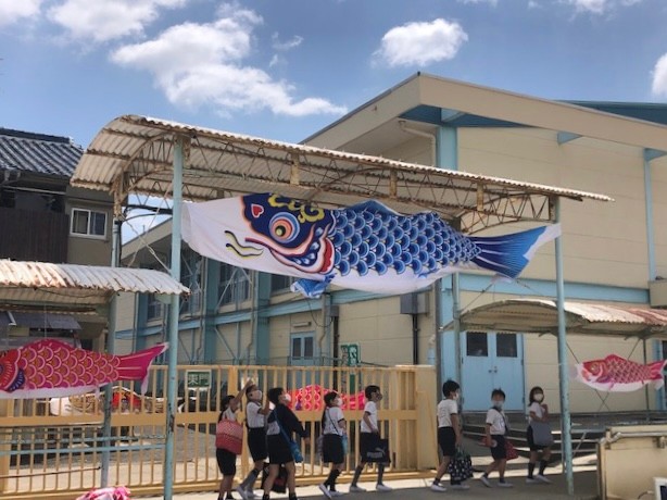 子供たちに明るい思い出を」大阪の小学校で鯉のぼり80匹 特大8m 子供たちに明るい思い出を」大阪の小学校で鯉のぼり80匹 特大8m