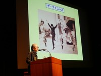 ファンならおなじみ。この写真はデビュー前に京都府立植物園で撮影されたもの