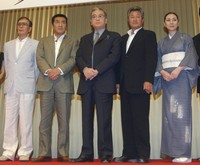 （左から）丹波哲郎さん、松方弘樹さん、山城新伍さん、梅宮辰夫さん、梶芽衣子＝2003年