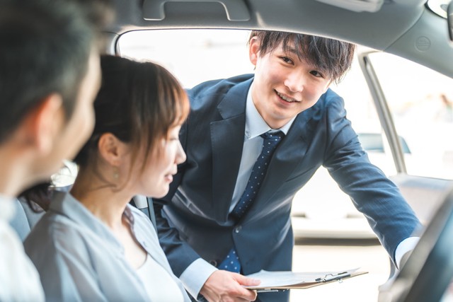 自動車の購入検討・商談中に“買う気が失せた”接客は？　※画像はイメージです（buritora/stock.adobe.com）