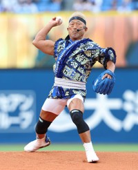 セレモニアルピッチに登場した角田信朗＝横浜スタジアム