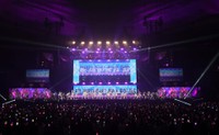 　９年半ぶりの武道館公演を盛り上げるＡＫＢ４８（撮影・開出牧）