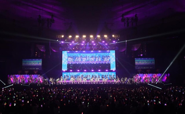 　９年半ぶりの武道館公演を盛り上げるＡＫＢ４８（撮影・開出牧）