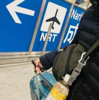 他人のスーツケースを手に空港に戻る（Ken Yamanさん提供）