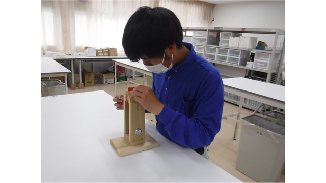 県立倉敷まきび支援学校に通う生徒の手作り革製品を井原鉄道の駅で販売　25日から　岡山