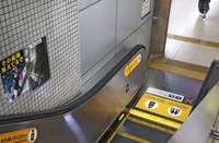 盗撮を防ぐために駅構内のエスカレーターの横に設置された鏡（京都市左京区・京阪出町柳駅）
