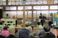 地元駐在所の警官（右から２人目）も出演する「防犯寸劇」＝京丹波町大朴・大朴区会所、１月
