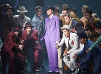　『ＧＵＹＳ　ＡＮＤ　ＤＯＬＬＳ』でスカイを演じる鳳月杏（中央）＝宝塚大劇場