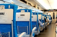 窓側の席の人がトイレなどに行きたいときは……？　写真はイメージです（moonrise/stock.adobe.com）