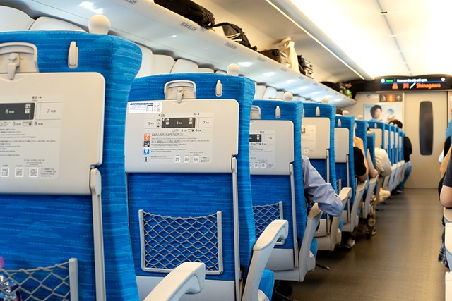 窓側の席の人がトイレなどに行きたいときは……？　写真はイメージです（moonrise/stock.adobe.com）