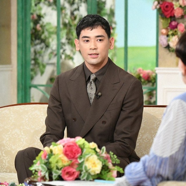「徹子の部屋」に出演する UTA（左）と黒柳徹子＝テレビ朝日提供