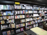 ネオ書房＠ワンダー店の本棚＝東京・神保町