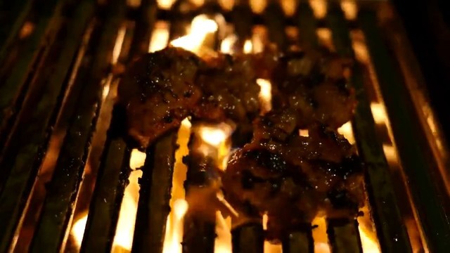 ホルモンを焼きはじめたところで、火が強くなり…。 ※クドウ秘境メシさんのX動画より抜粋