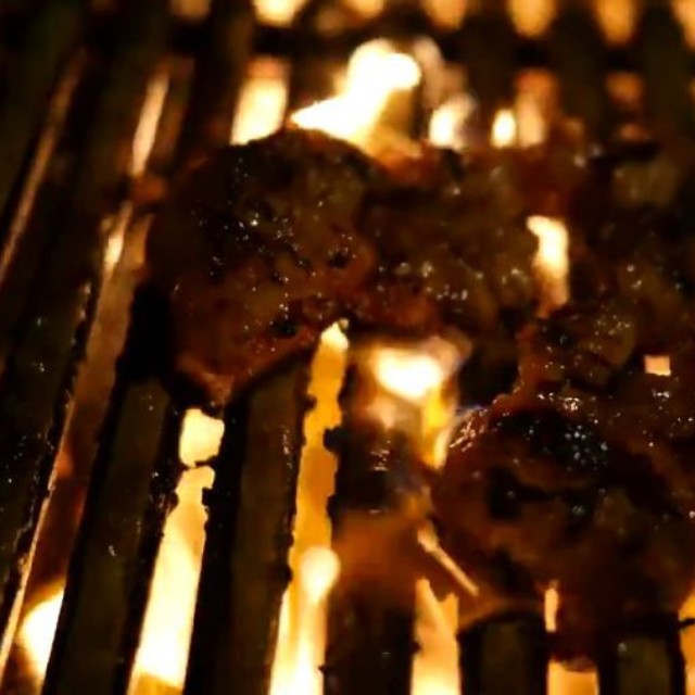 ホルモンを焼きはじめたところで、火が強くなり…。 ※クドウ秘境メシさんのX動画より抜粋