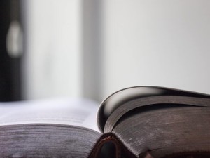 帰省するたびに本棚を見る。母の日常と歳月の流れを感じる