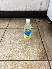 自販機の取り出し口に置かれていたという、自販機とは別のメーカーのペットボトル飲料（画像提供：速度さん）