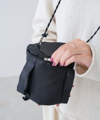 スリーコインズの「トラベルトイレットペーパーケース」（パル提供）