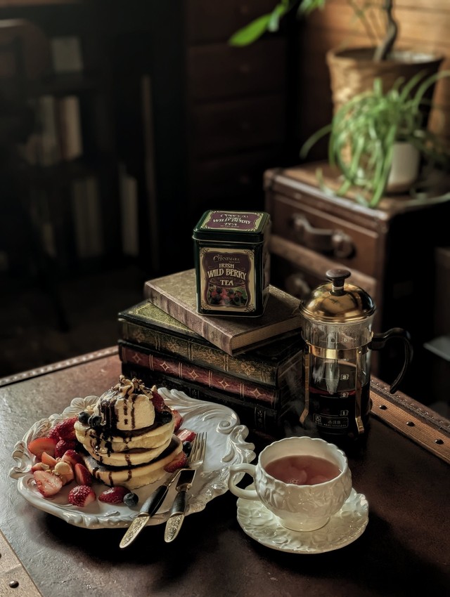 アンティークなテーブルや洋書、ティーカップ、観葉植物などインテリアもおしゃれ／Tigerさん（@Tiger_McRover）提供