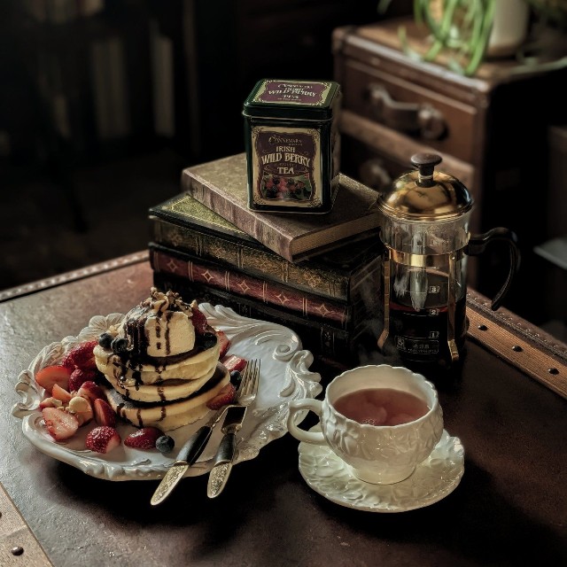 アンティークなテーブルや洋書、ティーカップ、観葉植物などインテリアもおしゃれ／Tigerさん（@Tiger_McRover）提供