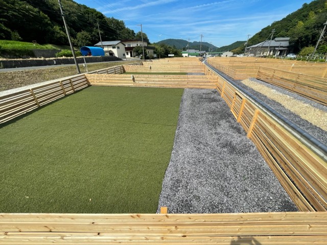 全面人工芝を貼り、淡路瓦のチップを敷き詰めたドッグラン