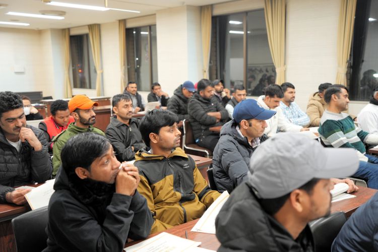 町役場で開かれた外国人住民向けの保険・年金説明会に出席した人々=2026年2月18日、北海道浦河町、高久潤撮影