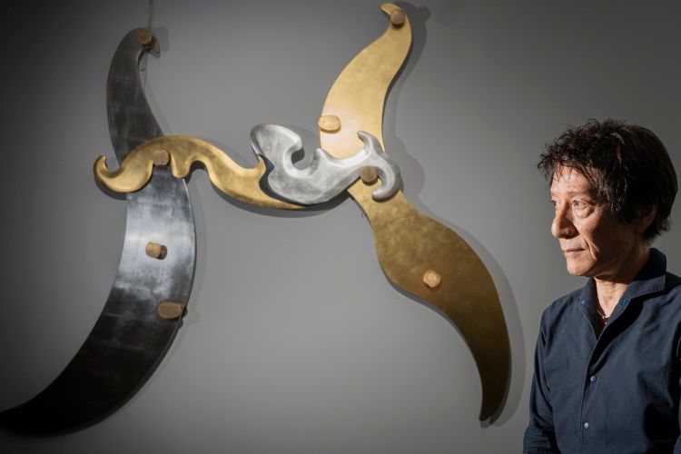 金継ぎなど漆芸修復師として磨いた技巧を生かし、オリジナル作品も手がける=2025年7月、京都市内