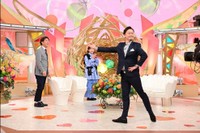 (左から)MCの藤井隆と井上咲楽、元プロバレエダンサーの夫＝「新婚さんいらっしゃい！」ⓒABCテレビ