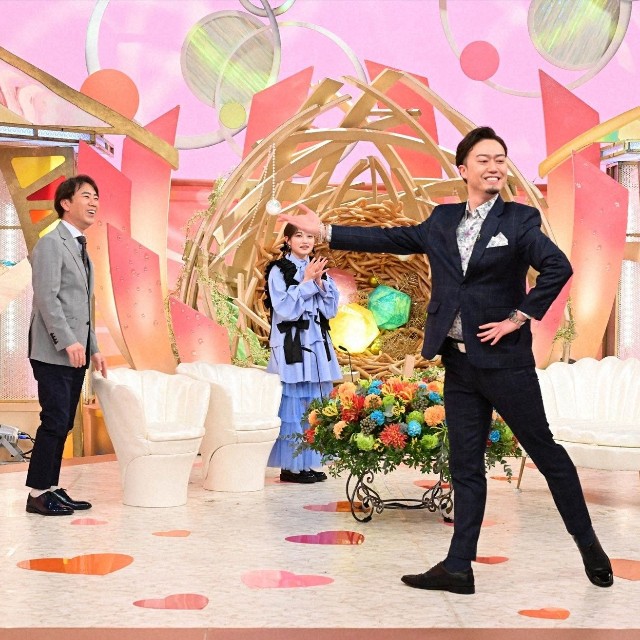 (左から)MCの藤井隆と井上咲楽、元プロバレエダンサーの夫＝「新婚さんいらっしゃい！」ⓒABCテレビ